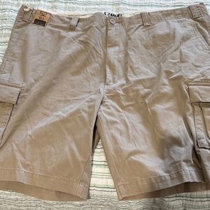 Men’s roundtree and York khaki cargo shorts. NWT. Size 52.